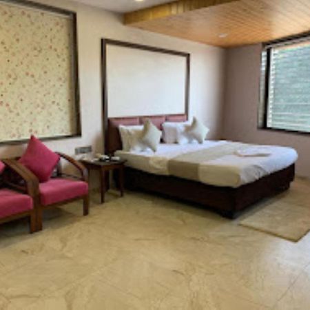 Hotel Radhe Ānand المظهر الخارجي الصورة